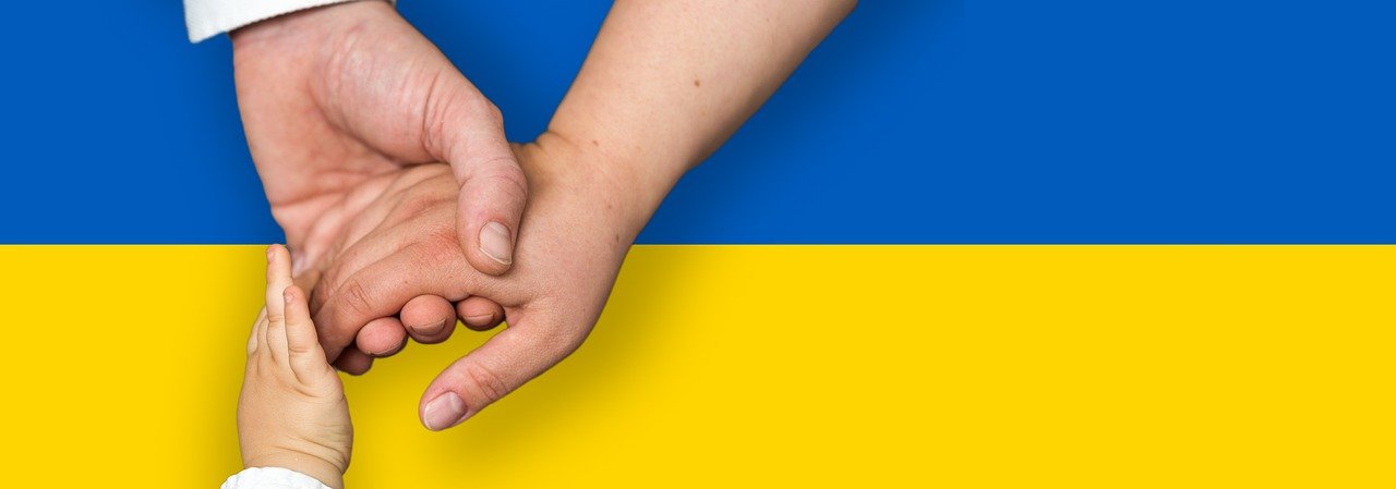Ukrainische Fahne mit sich haltenden Händen